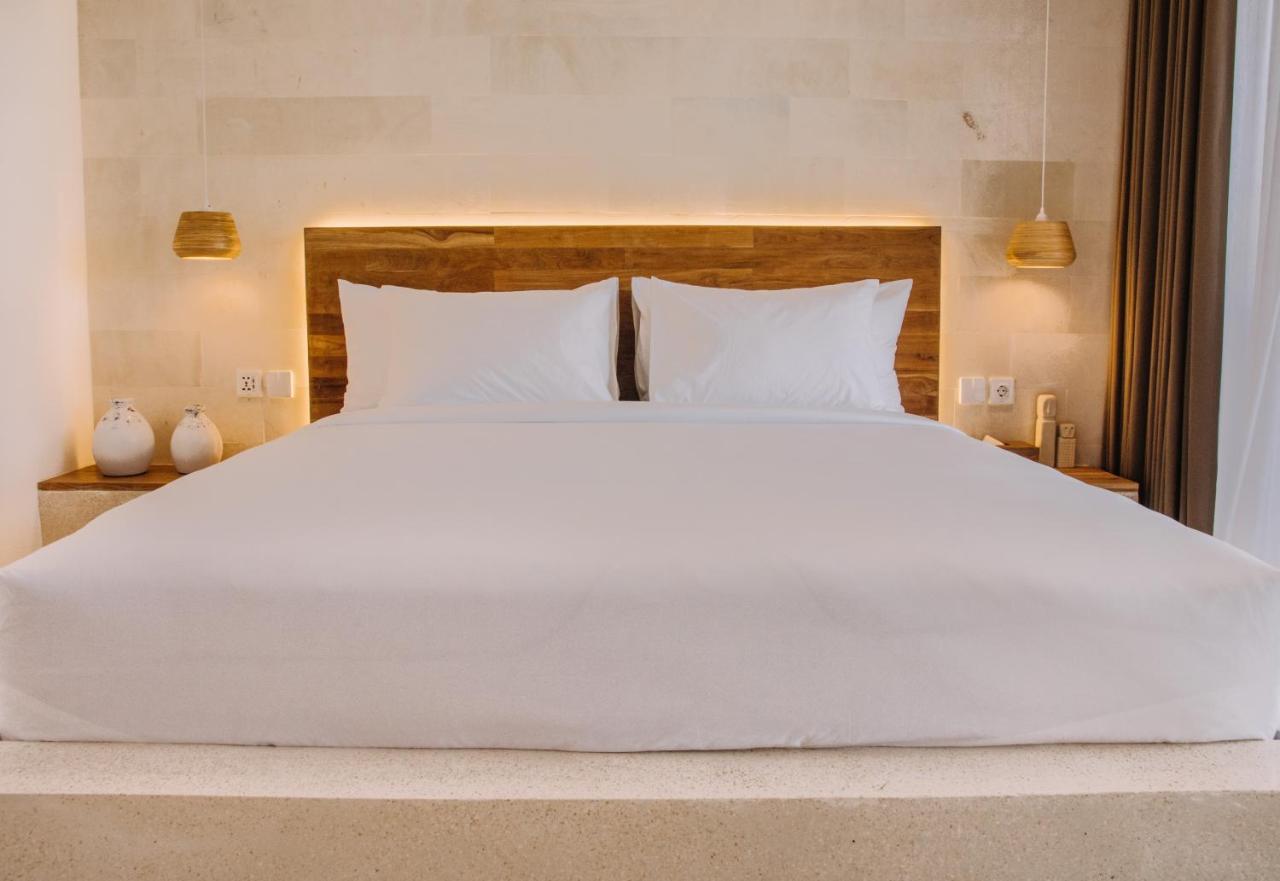 Neano Escape Hotel Manggis Exterior foto A bed with a mattress and a bed frame