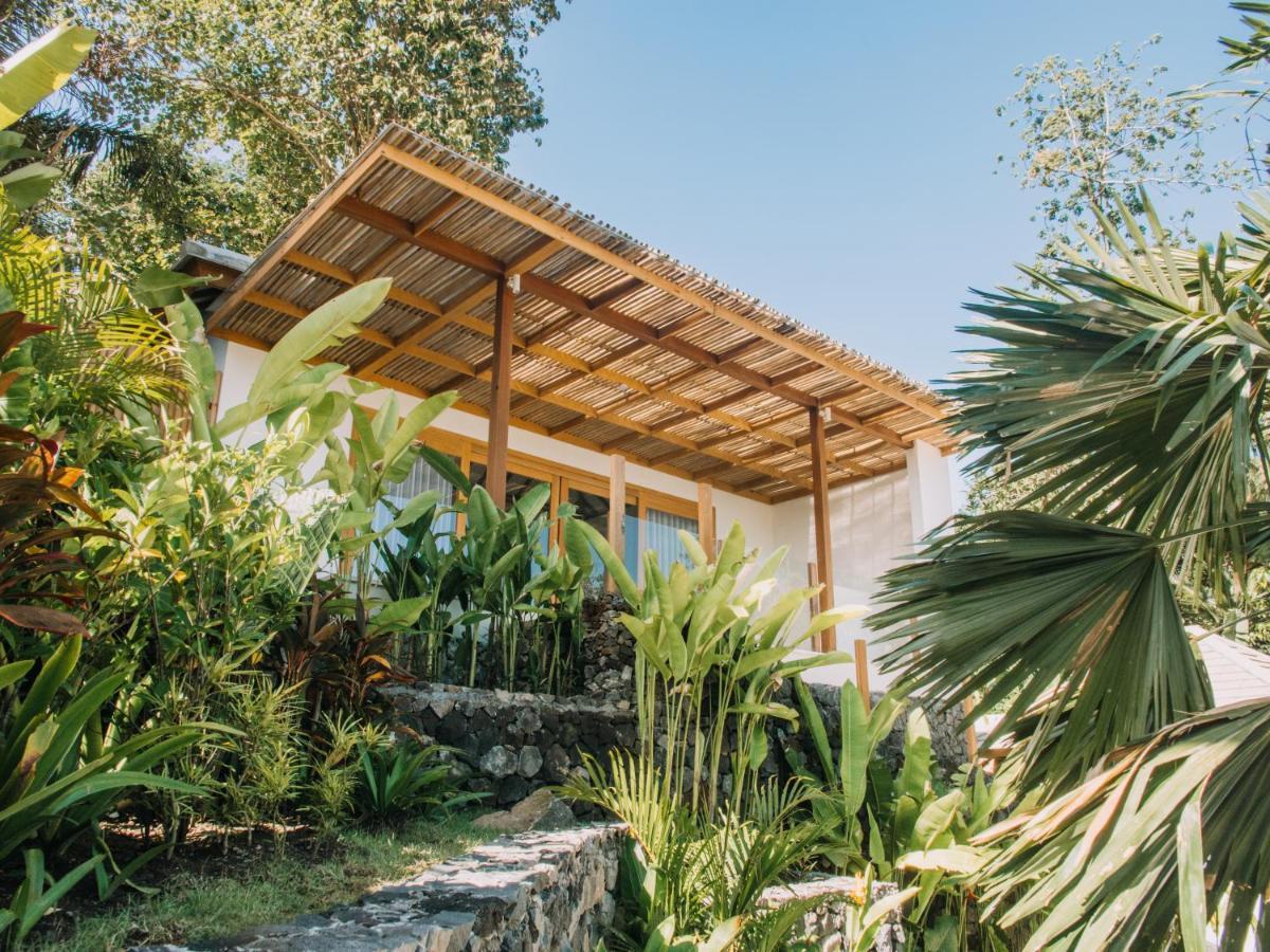Neano Escape Hotel Manggis Exterior foto The house of the writer, architect and designer, in the garden of his home in the village of Khao Sam Roi Yot, Thailand