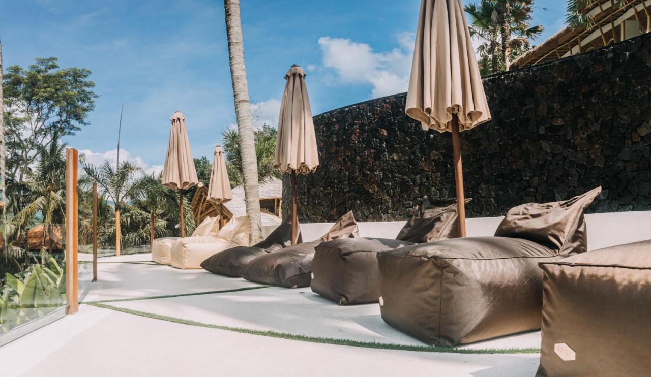 Neano Escape Hotel Manggis Exterior foto Bean bag chairs at a resort in Bali, Indonesia