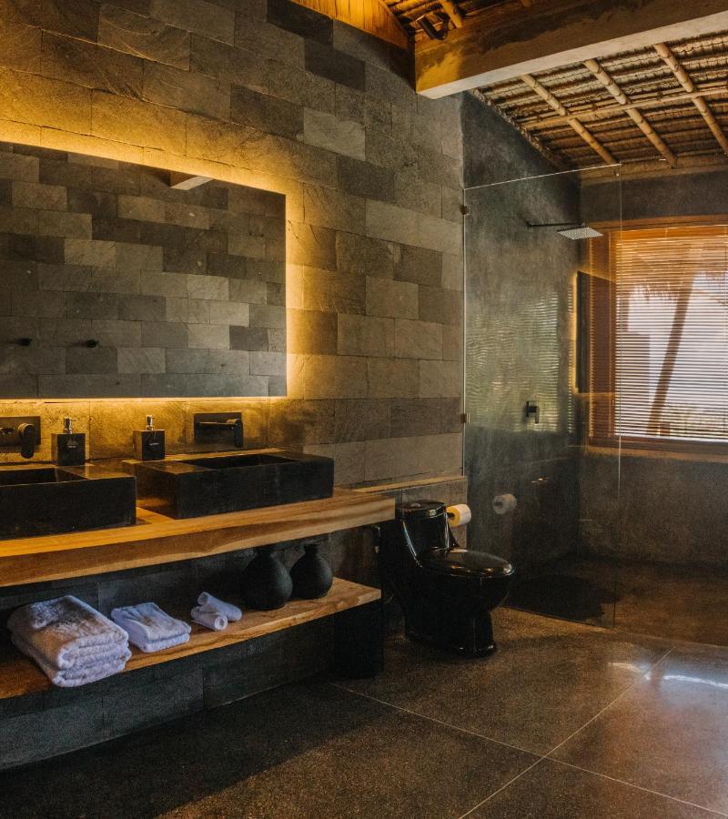 Neano Escape Hotel Manggis Exterior foto Bathroom at the hotel