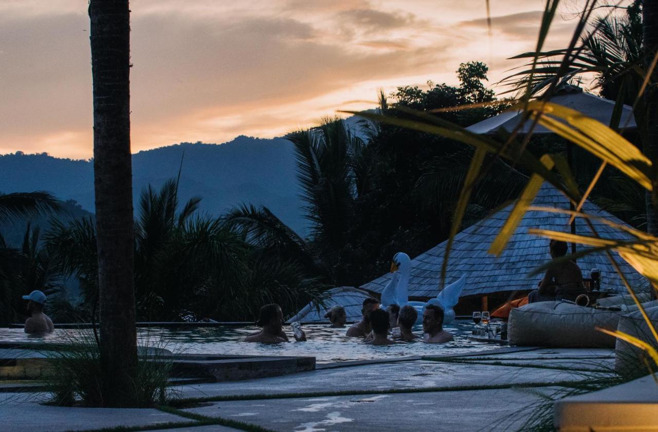 Neano Escape Hotel Manggis Exterior foto The wreckage of Flight 128