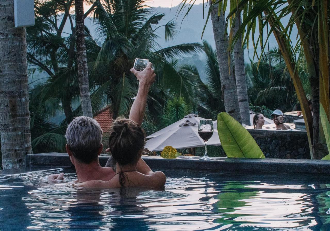 Neano Escape Hotel Manggis Exterior foto A couple in a swimming pool