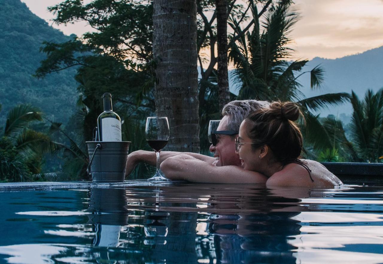 Neano Escape Hotel Manggis Exterior foto A couple at the resort