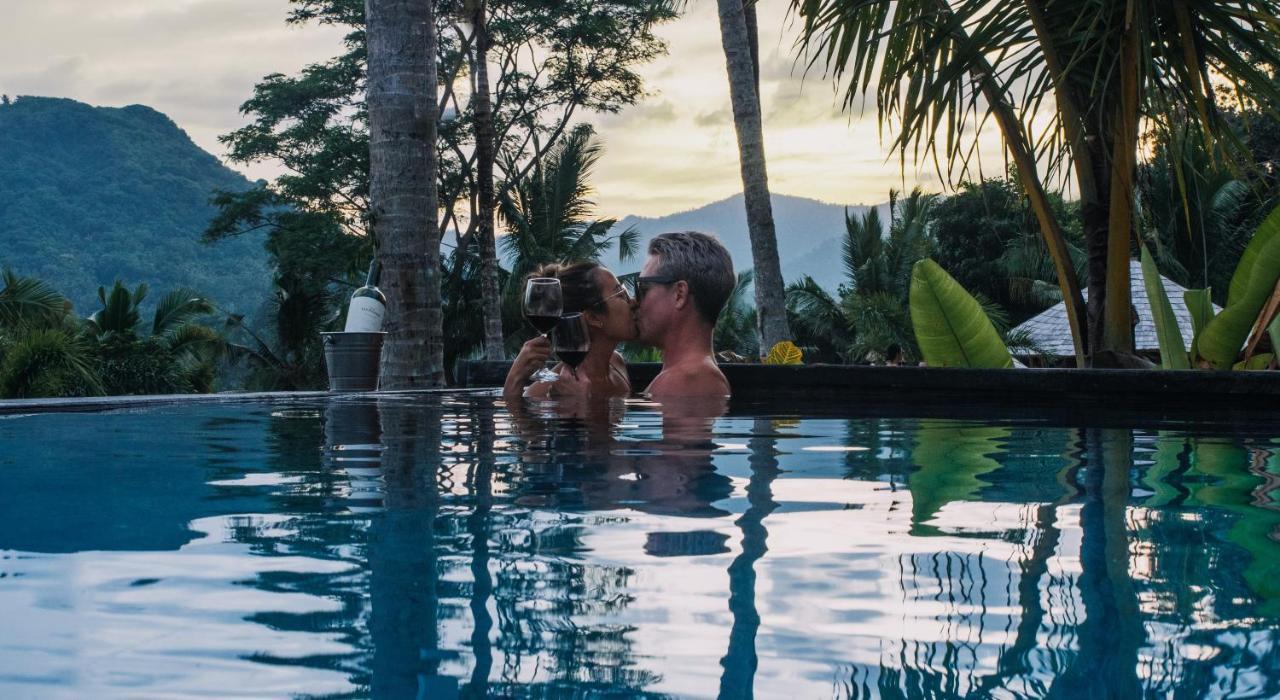 Neano Escape Hotel Manggis Exterior foto A couple kissing in a swimming pool