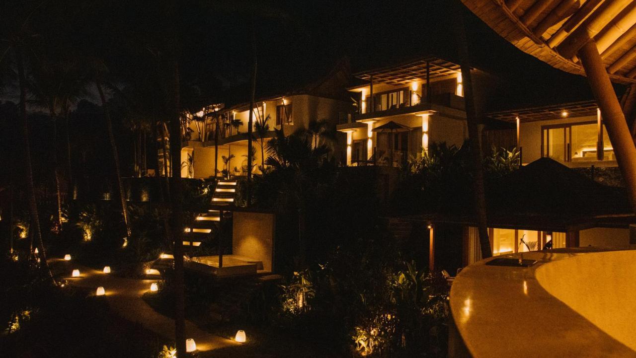 Neano Escape Hotel Manggis Exterior foto The resort at night