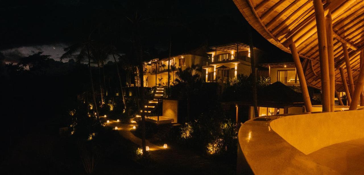 Neano Escape Hotel Manggis Exterior foto The resort at night